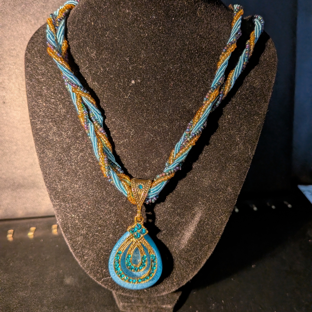 Fashion Jewelry Turquoise Coloured Pendant and Multi Coloured Twisted Necklace